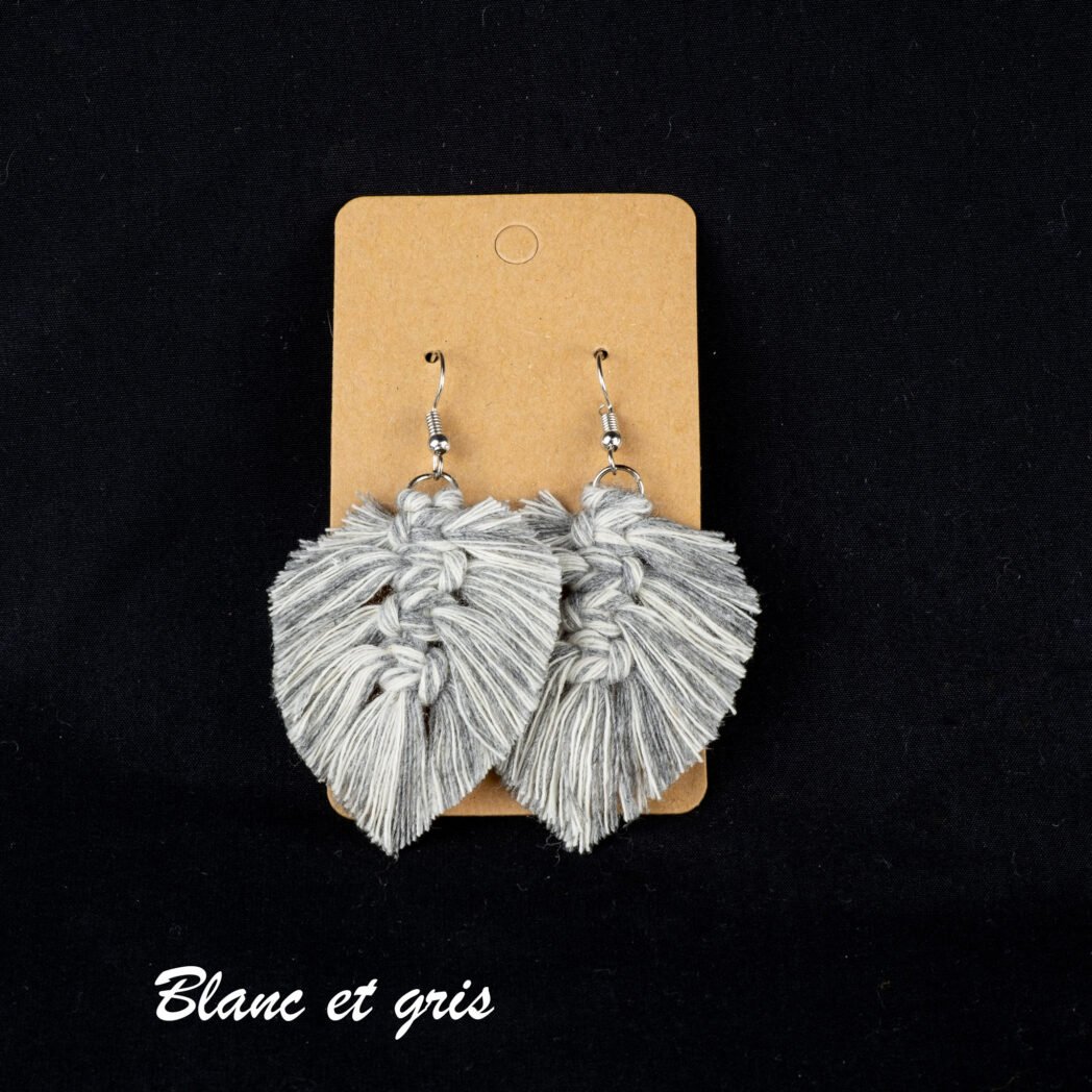 petites boucles d'oreilles macramé blanc et gris
