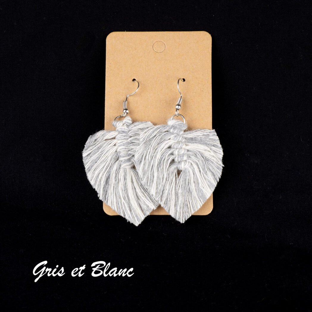 petites boucles d'oreilles macramé gris et blanc