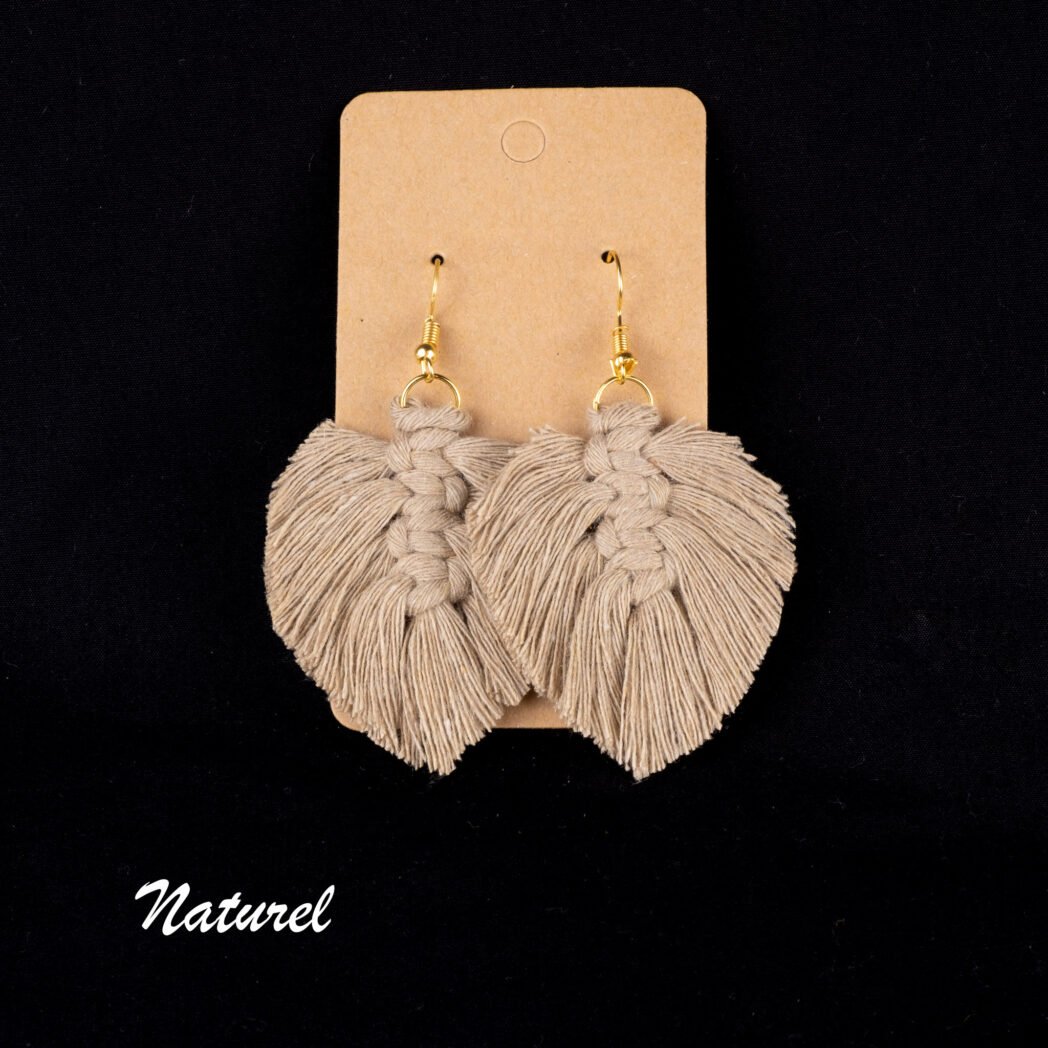 petites boucles d'oreilles macramé couleur naturelle