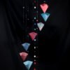 Mobile origami composé de diamants en papier et de perles, couleur bleu et rouge.