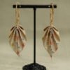 Boucle d'oreilles en origami en forme de feuille, de couleur beige avec des motifs