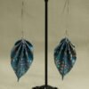 Boucle d'oreilles en origami en forme de feuille, bleues avec des motifs oranges