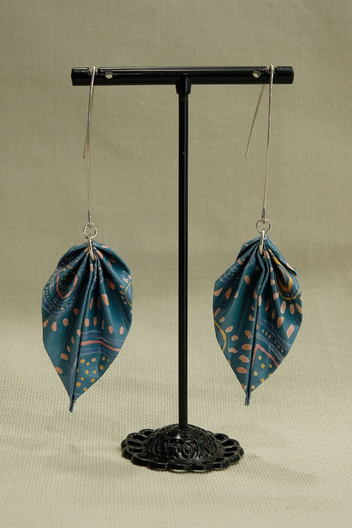 Boucle d'oreilles en origami en forme de feuille, bleues avec des motifs oranges