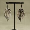 Boucle d'oreilles en origami en forme de feuille, faite avec des pages de manga