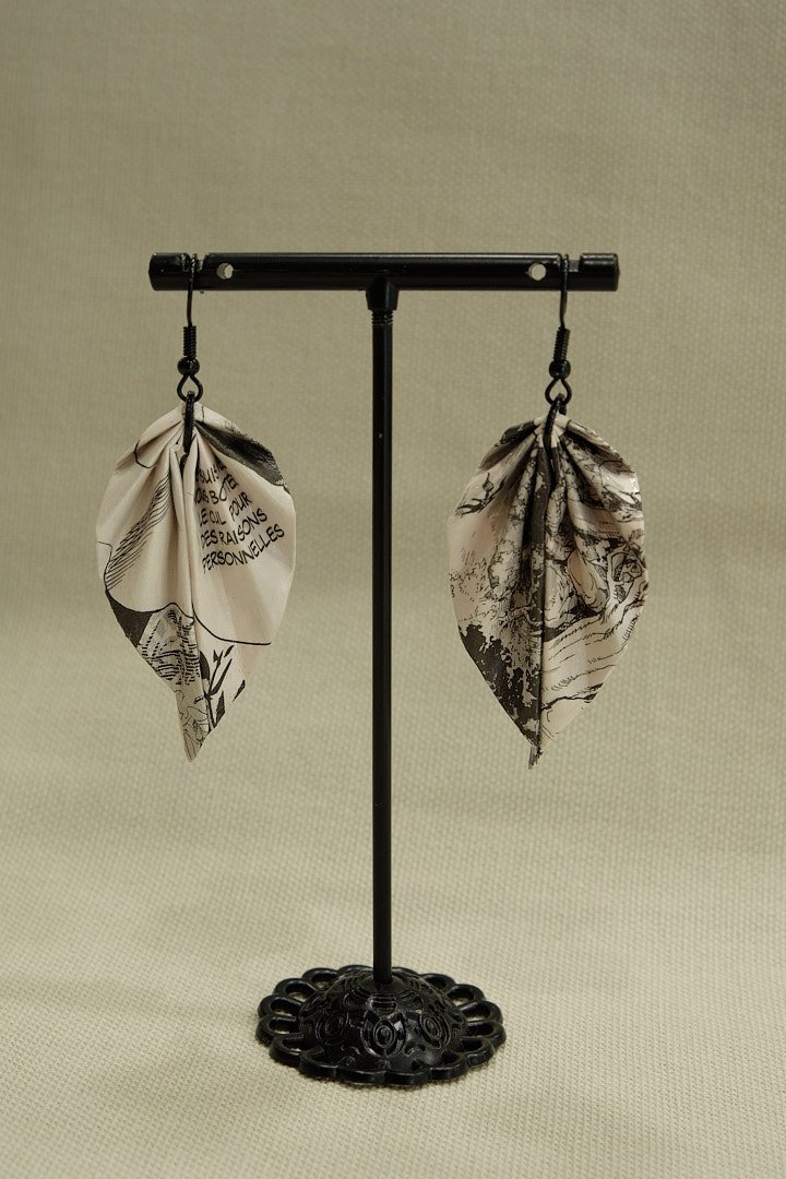 Boucle d'oreilles en origami en forme de feuille, faite avec des pages de manga
