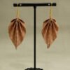 Boucles d'oreilles origami en forme de feuille couleur marron avec des lignes blanches