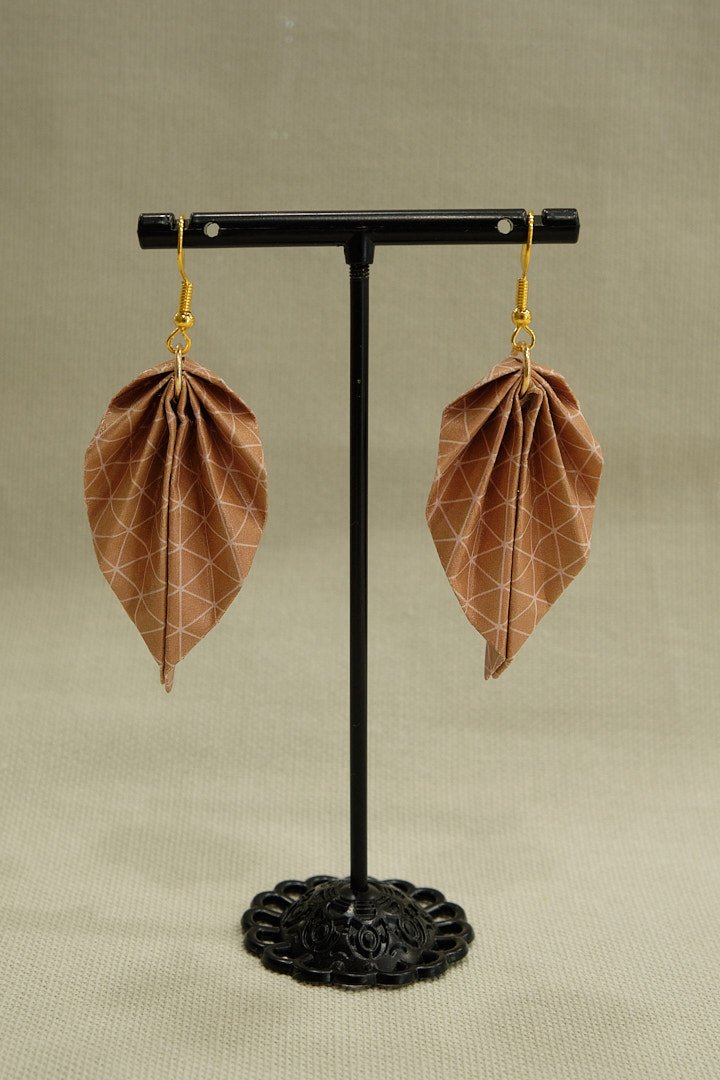 Boucles d'oreilles origami en forme de feuille couleur marron avec des lignes blanches