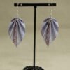 Boucle d'oreilles origami en forme de feuille, de couleur mauve à motifs