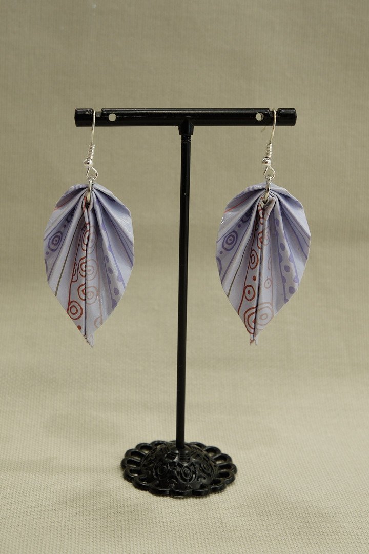 Boucle d'oreilles origami en forme de feuille, de couleur mauve à motifs