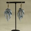Boucle d'oreilles en origami en forme de feuille, avec des motifs bleus