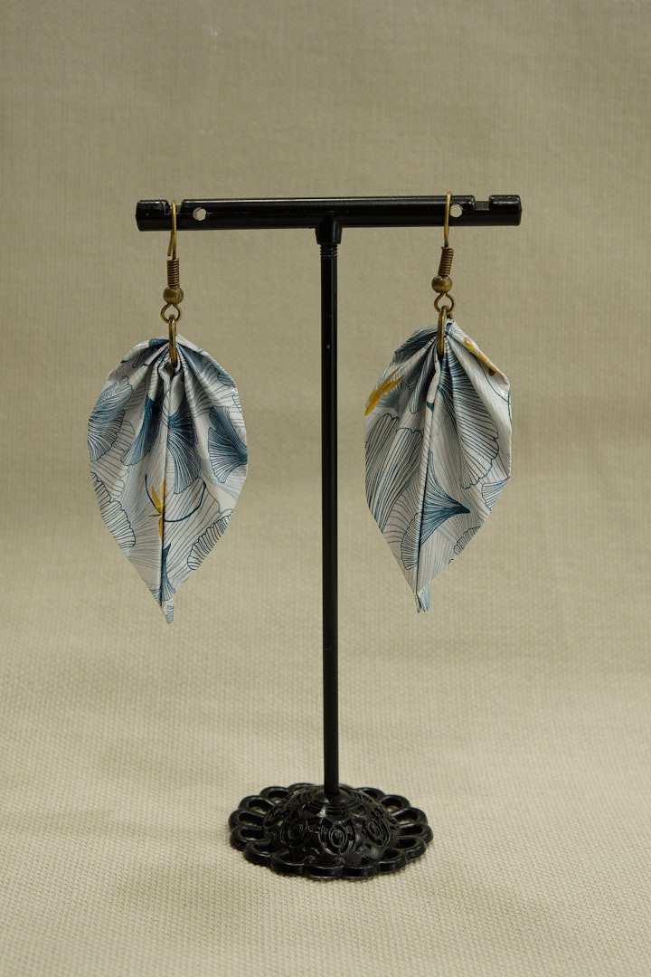 Boucle d'oreilles en origami en forme de feuille, avec des motifs bleus