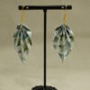 Boucle d'oreilles en origami en forme de feuille, avec des motifs de feuilles verts