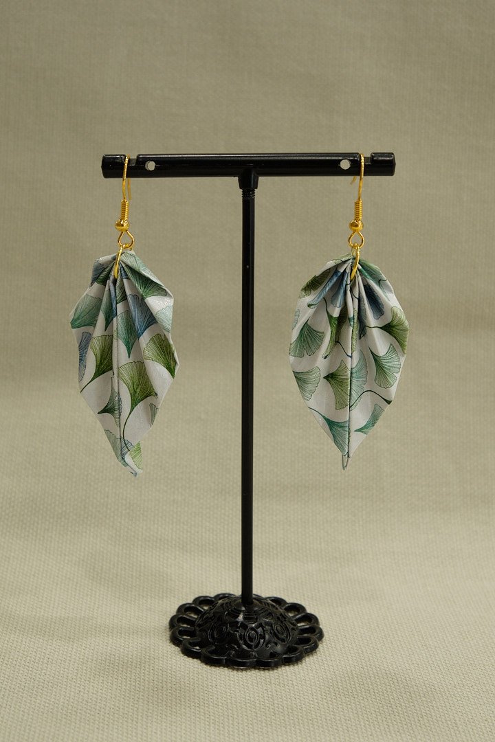 Boucle d'oreilles en origami en forme de feuille, avec des motifs de feuilles verts