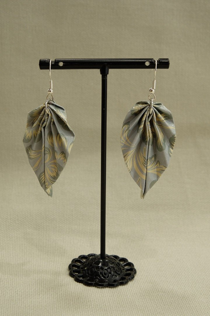 Boucles d'oreilles origami en forme de feuille couleur vert pâle avec motifs jaunes