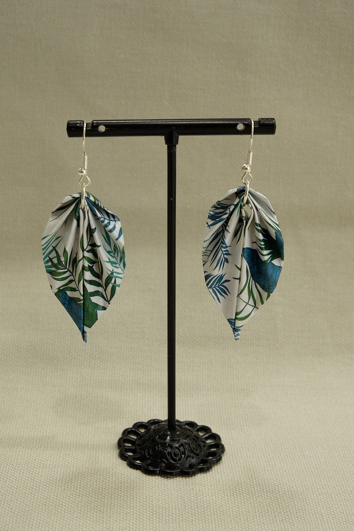 Boucle d'oreilles en origami en forme de feuille, avec des motifs de forêt