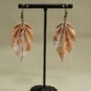 Boucle d'oreilles en origami en forme de feuille, avec des motifs oranges