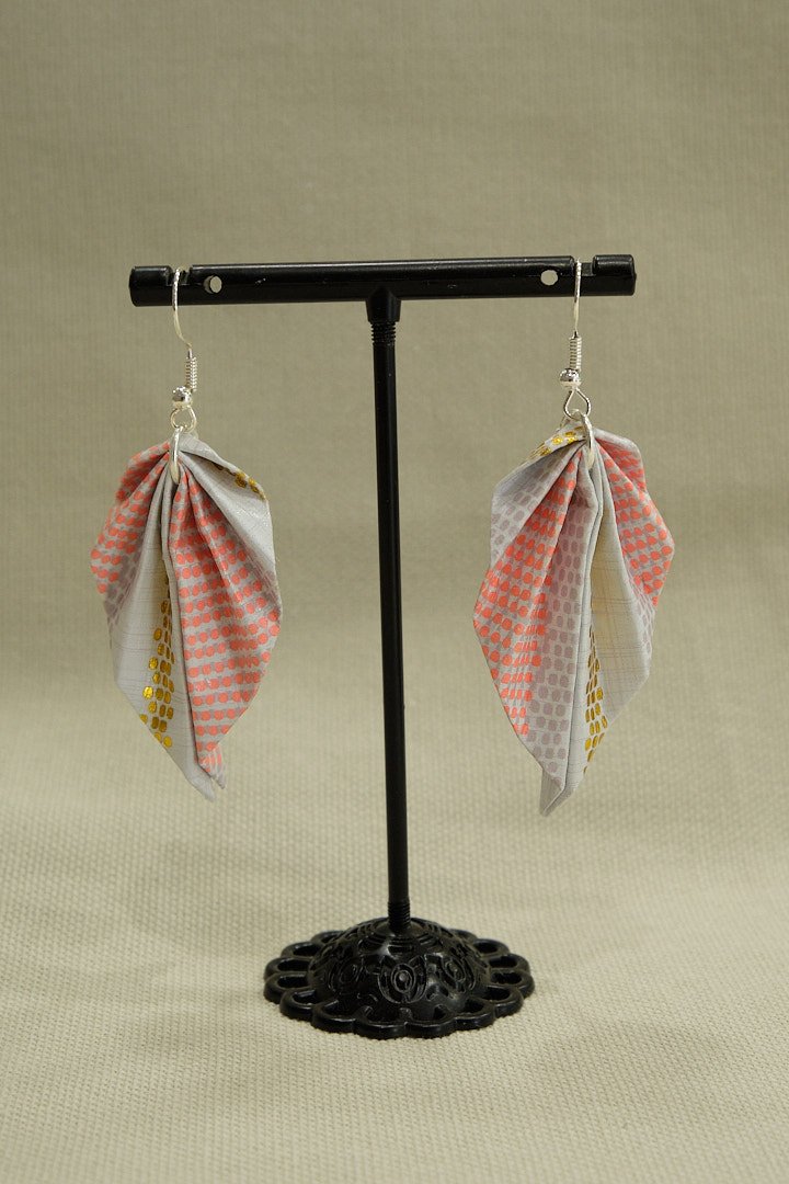Boucles d'oreilles origami en forme de feuille avec motifs orange et or