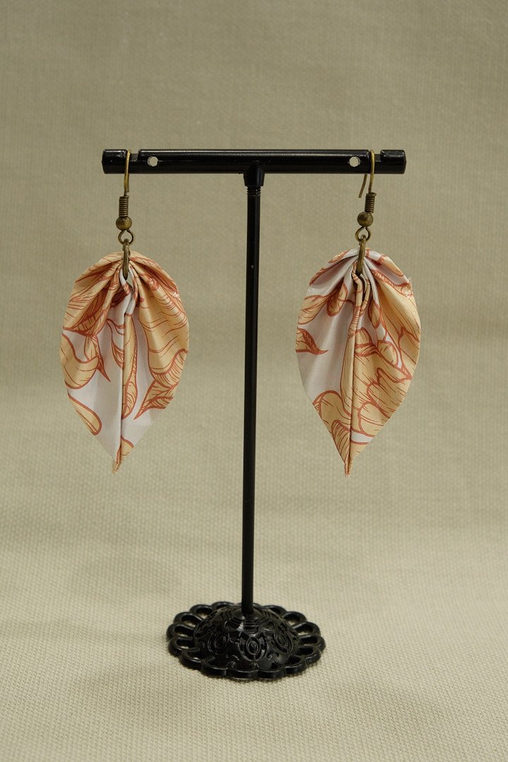 Boucle d'oreilles en origami en forme de feuille, avec des motifs oranges