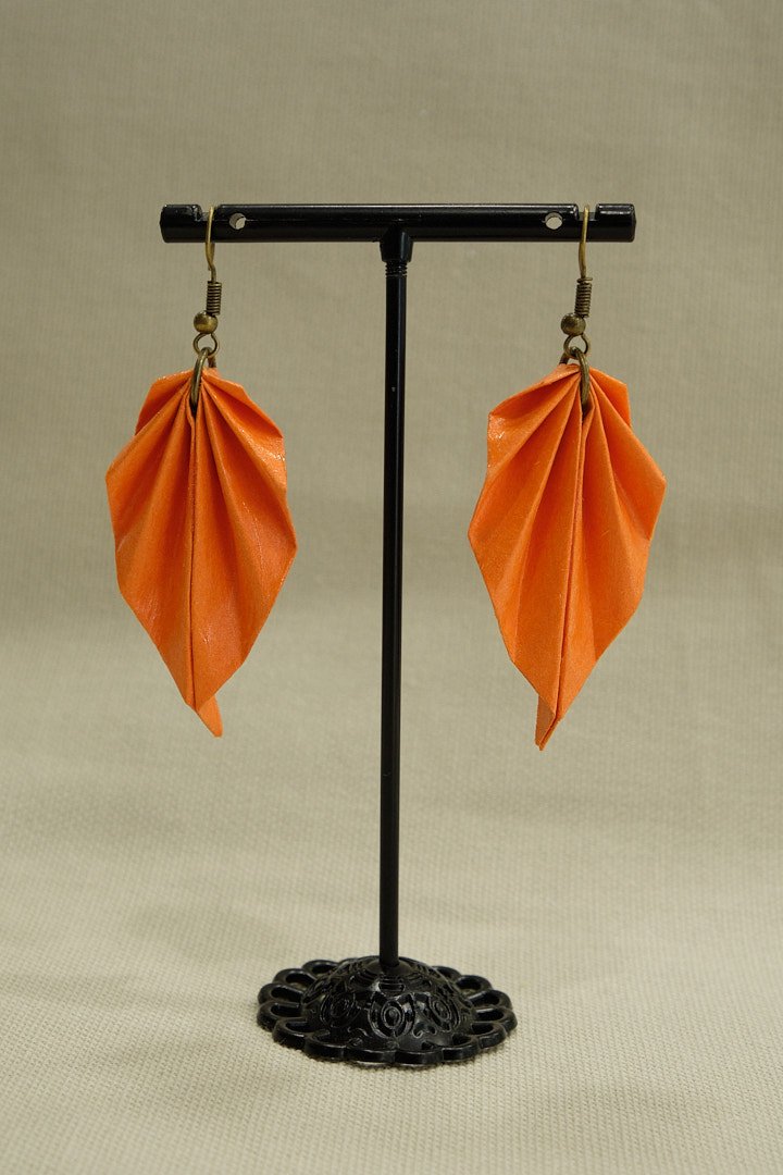Boucle d'oreilles en origami en forme de feuille, de couleur orange