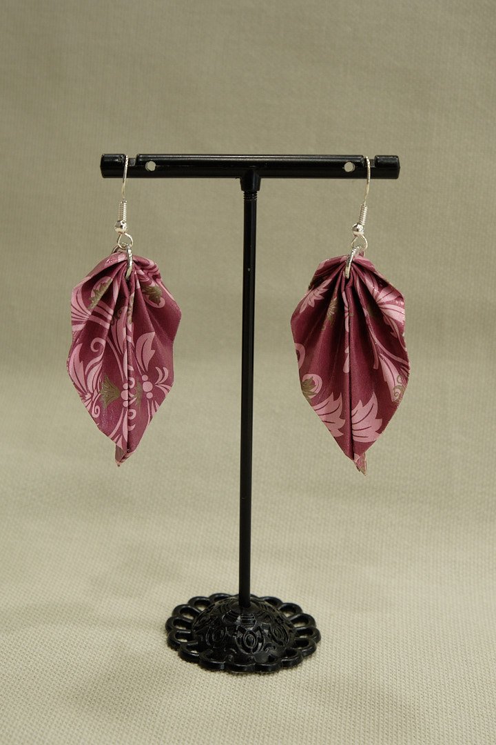 Boucles d'oreilles origami en forme de feuille couleur prune