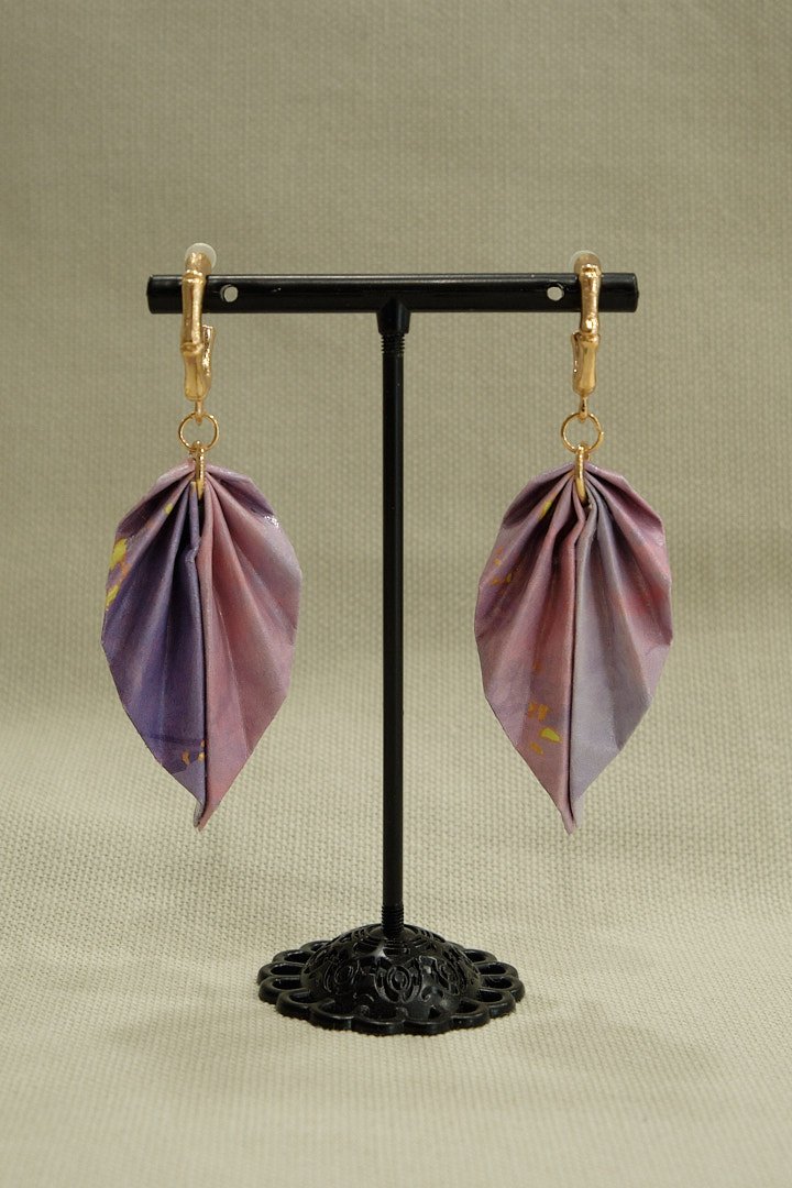 Boucle d'oreilles origami en forme de feuille, de couleur rose et mauve