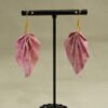 Boucle d'oreilles origami en forme de feuille, de couleur rose avec motifs de fleur