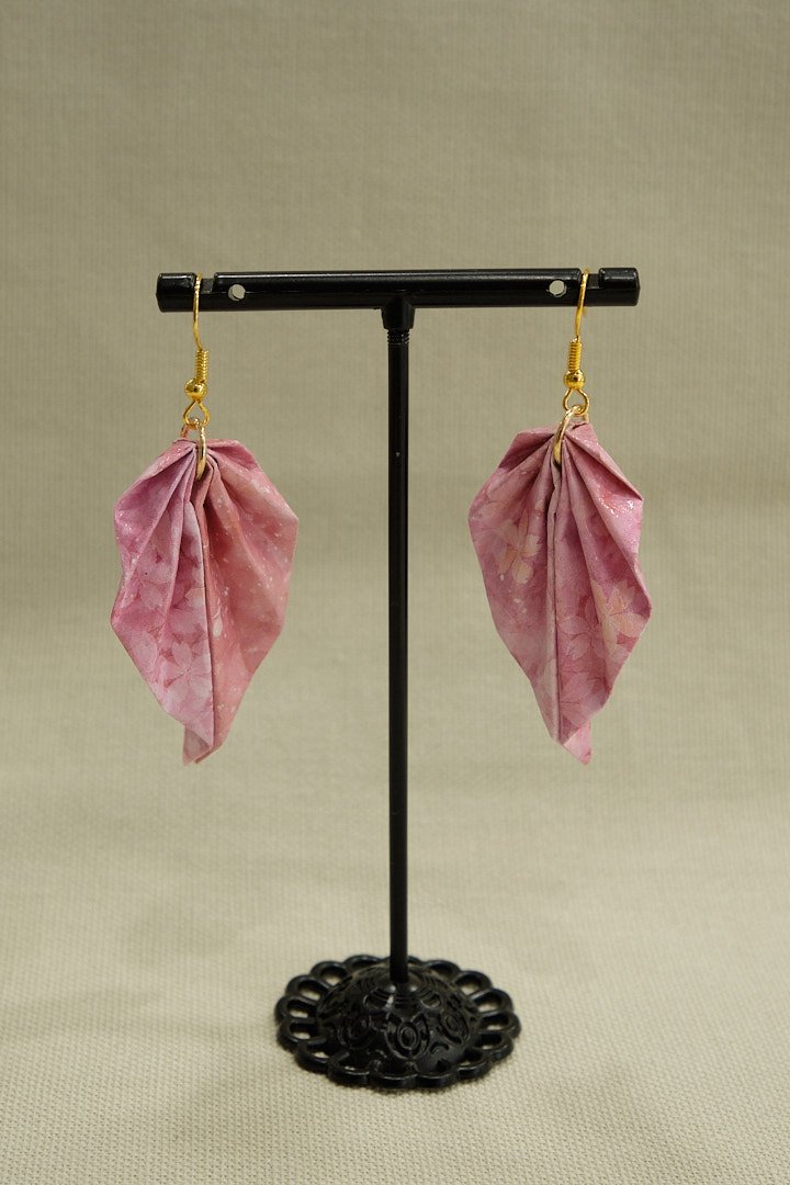 Boucle d'oreilles origami en forme de feuille, de couleur rose avec motifs de fleur