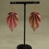 Boucles d'oreilles origami en forme de feuille couleur rose avec motifs or