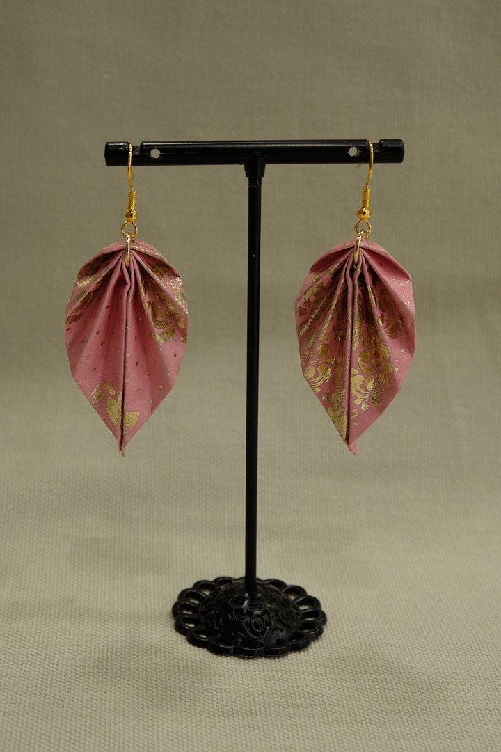 Boucles d'oreilles origami en forme de feuille couleur rose avec motifs or