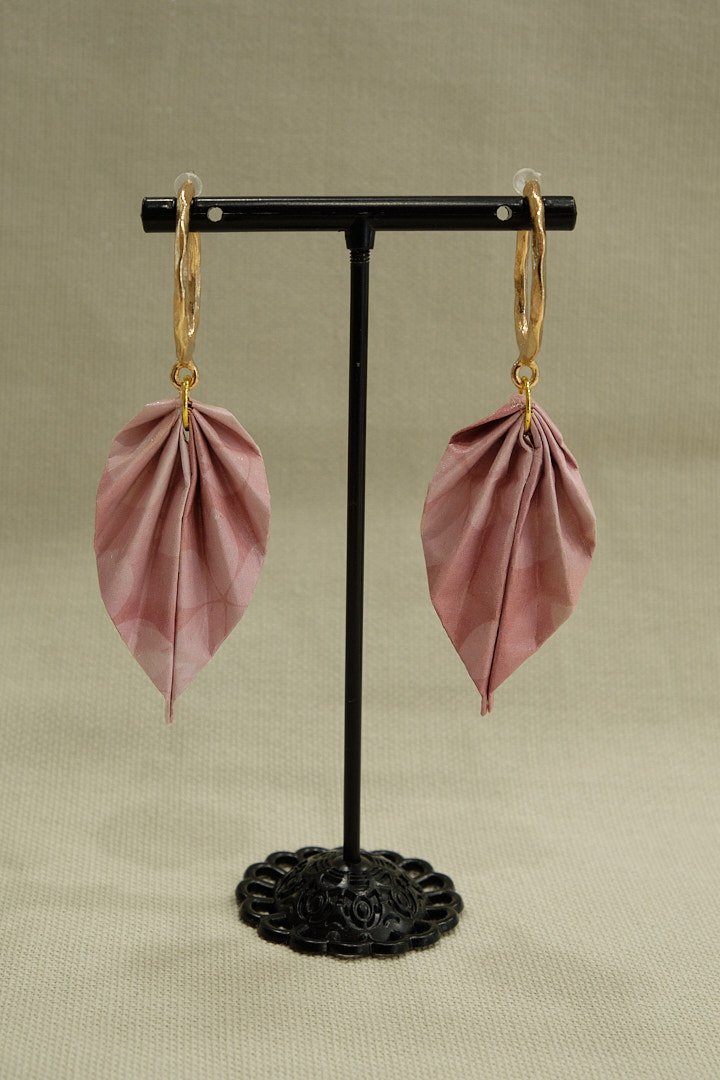 Boucle d'oreilles en origami en forme de feuille, de couleur rose