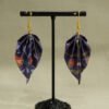 Boucles d'oreilles origami en forme de feuille couleur violet profond avec motifs orange
