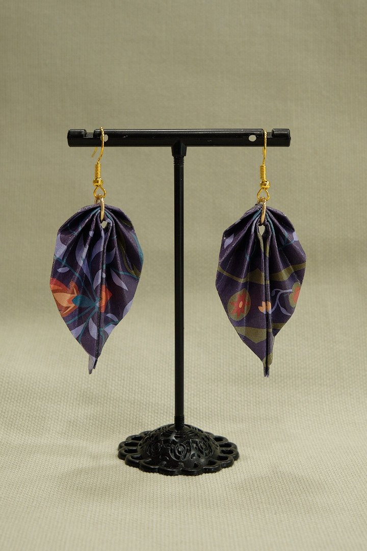 Boucles d'oreilles origami en forme de feuille couleur violet profond avec motifs orange