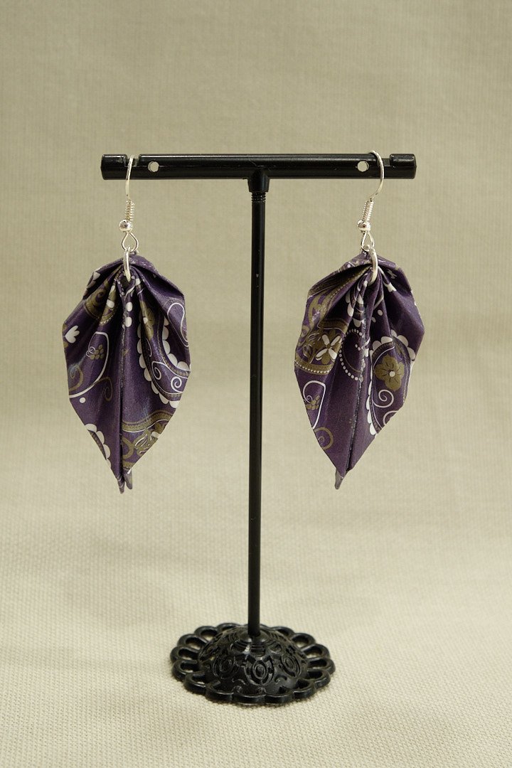 Boucles d'oreilles origami en forme de feuille couleur violet avec des motifs fleurs