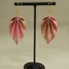 Boucles d'oreilles origami en forme de feuille couleur rose avec motifs or