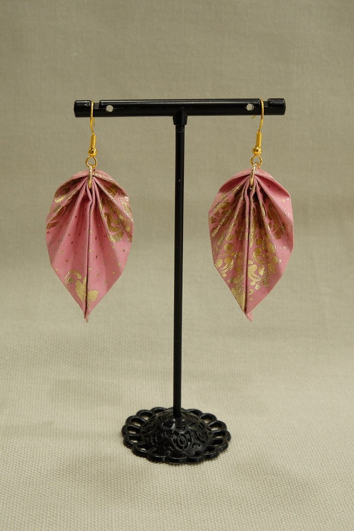 Boucles d'oreilles origami en forme de feuille couleur rose avec motifs or