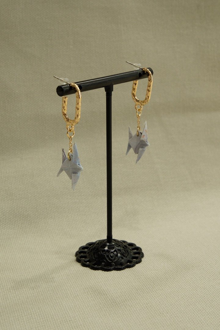 Boucles d'oreilles origami en forme de poissons couleur gris