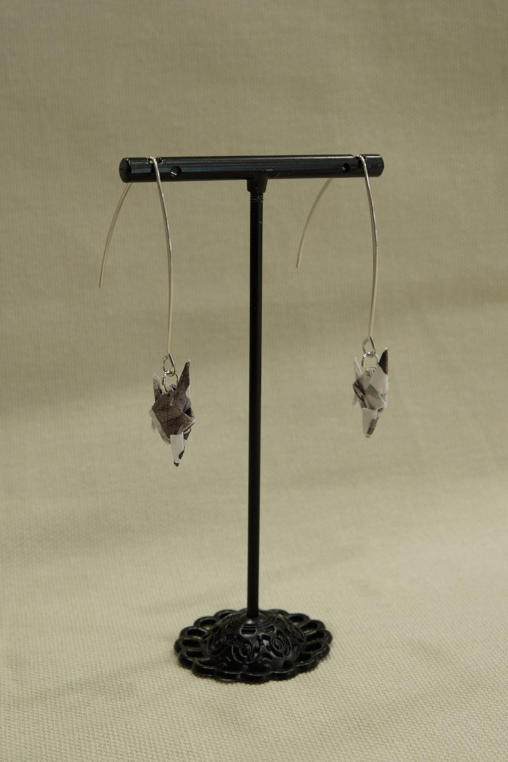 Boucles d'oreilles origami en forme de poissons couleur noir et blanc