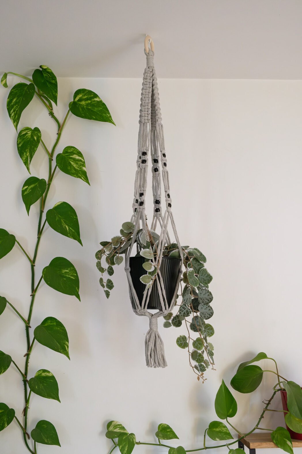 Suspension pour plantes en macramé, de couleur beige, avec perles noires