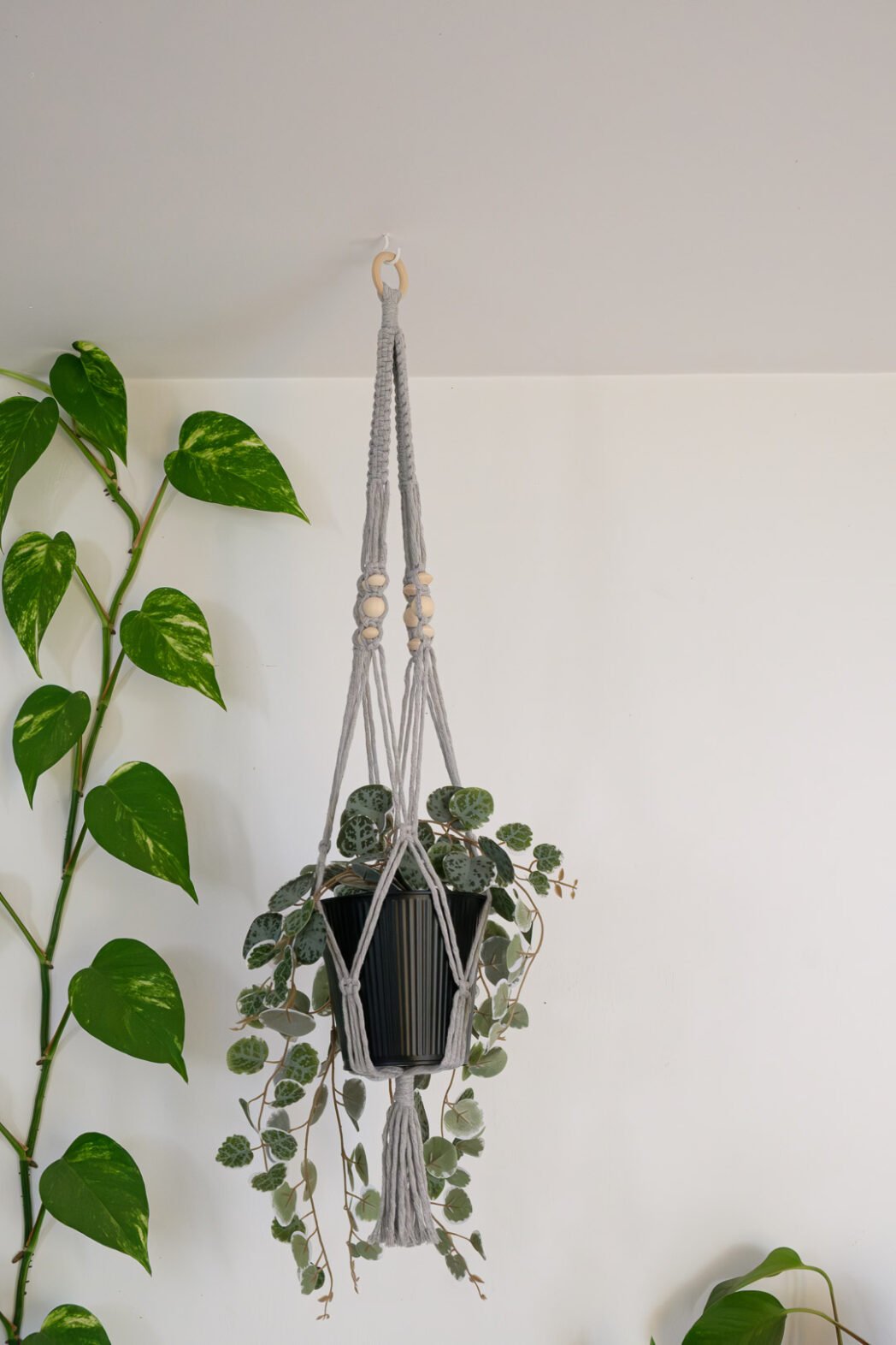 Suspension pour plantes en macramé, de couleur grise, avec perles ovales