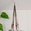 Suspension pour plantes en macramé, de couleur marron et beige
