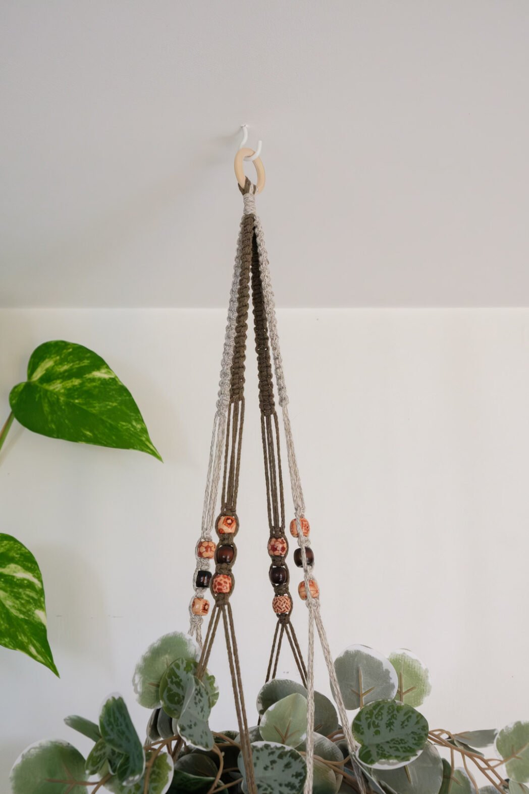 Suspension pour plantes en macramé, de couleur marron et beige