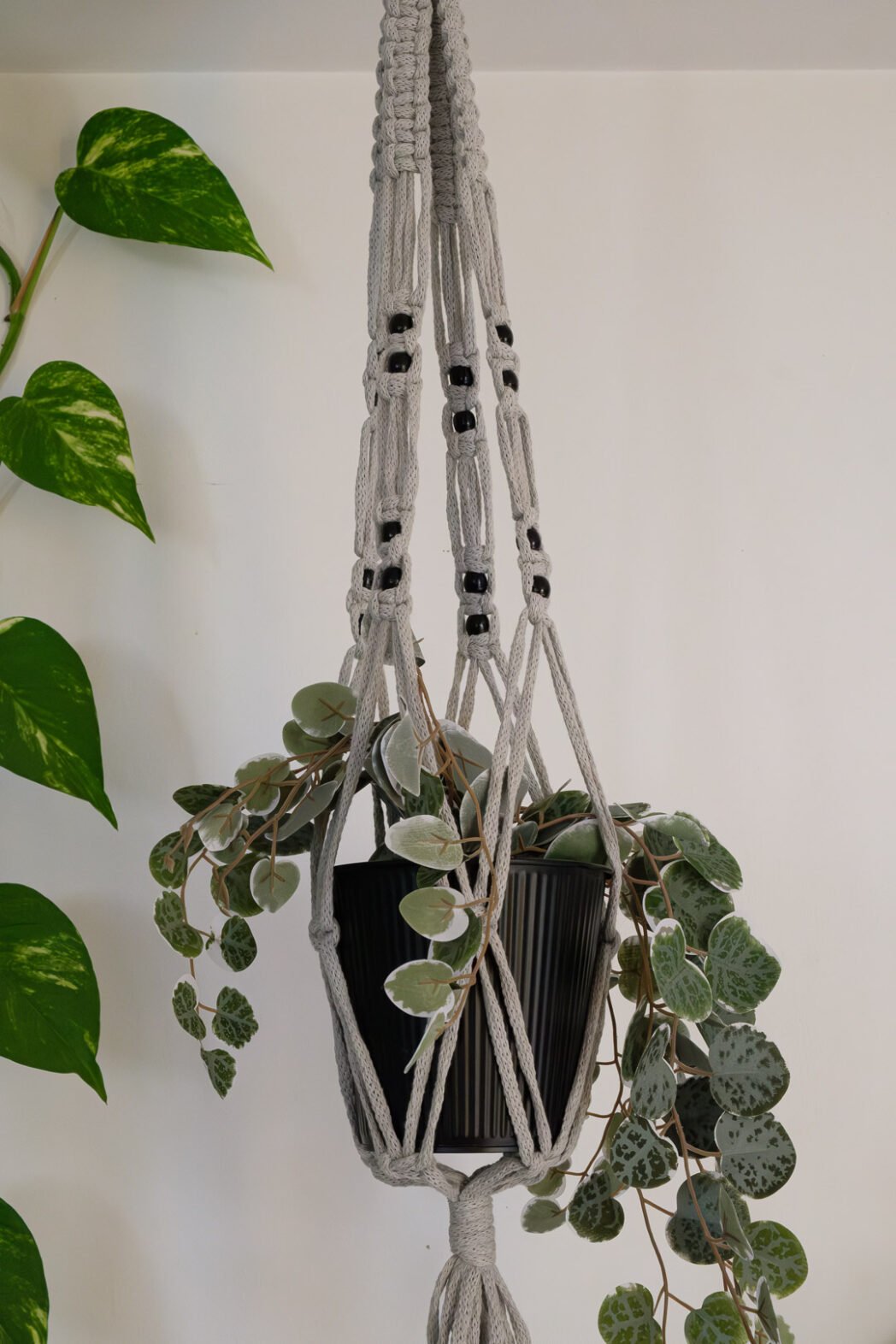 Suspension pour plantes en macramé, de couleur beige, avec perles noires