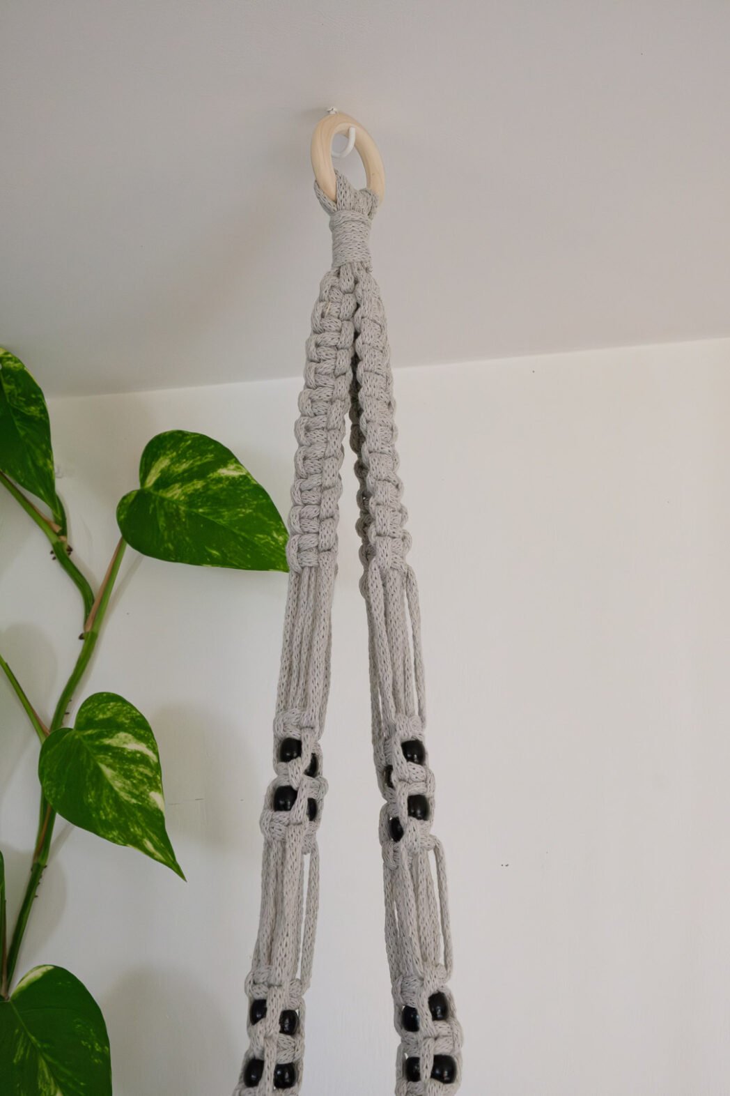 Suspension pour plantes en macramé, de couleur beige, avec perles noires