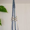 Suspension pour plantes en macramé, de couleur bleu et beige