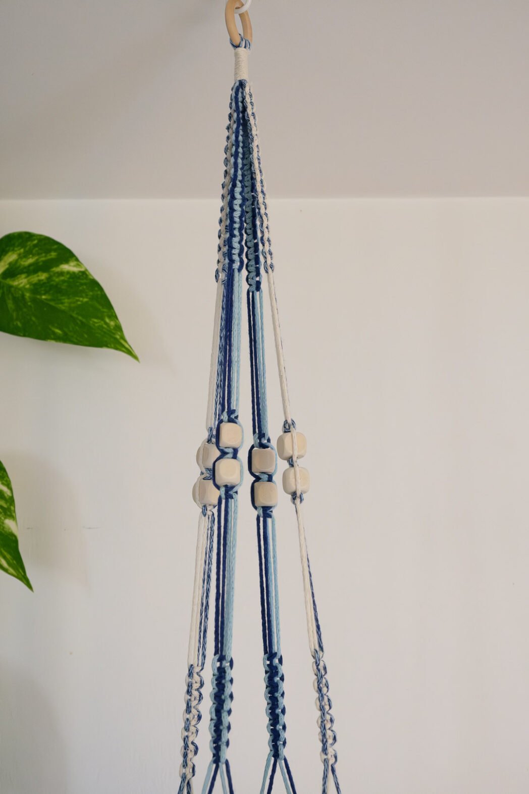 Suspension pour plantes en macramé, de couleur bleu et beige