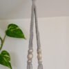 Suspension pour plantes en macramé, de couleur grise, avec perles ovales