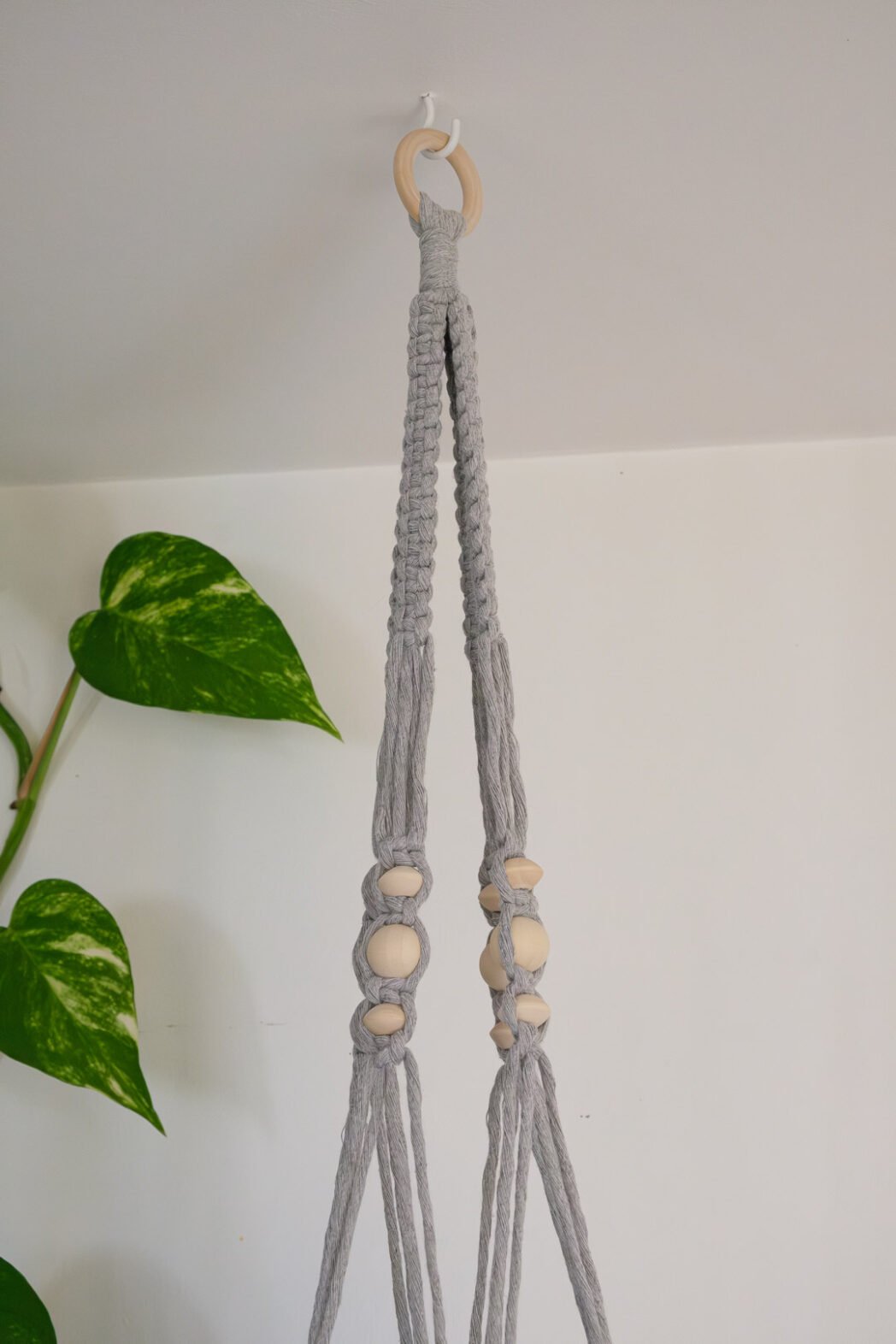 Suspension pour plantes en macramé, de couleur grise, avec perles ovales